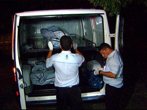 Corpo de um dos mortos em operação policial em Piracicaba é levado para o IML (Foto: Reprodução / EPTV)