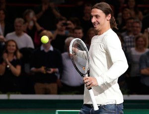 Ibrahimovic PSG assiste ao jogo de tênis entre Djokovic e Federer (Foto: Agência Reuters) Ibrahimovic PSG assiste ao jogo de tênis entre Djokovic e Federer (Foto: Agência Reuters)