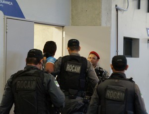 Torcedor do Santa Cruz é detido após confusão antes do jogo na Arena das Dunas (Foto: Augusto Gomes/G1)