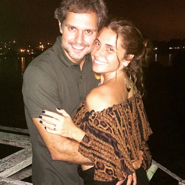 . De blusa curta, Giovanna Antonelli deixa barriga de fora em festa . De blusa curta, Giovanna Antonelli deixa barriga de fora em festa