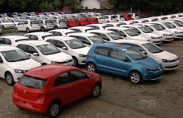 Com Detran de recesso, goianos têm que esperar para retirar carros de lojas em Goiânia, GOiás (Foto: Reprodução/TV Anhanguera)