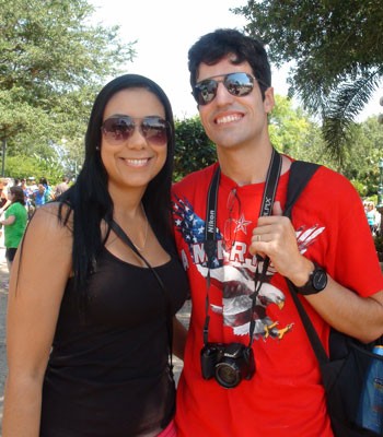 Nataly e Willian Brisola em parque de Orlando (Foto: Flávia Mantovani/G1)