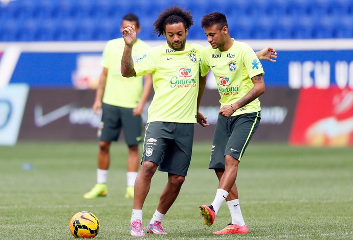 Marcelo e Neymar em treino no Brasil (Foto: Rafael Ribeiro / CBF)