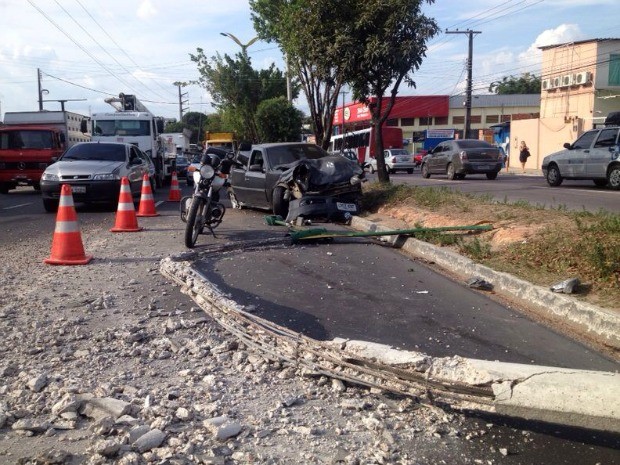 G1 Colisão entre carreta e carro derruba poste e deixa dois feridos