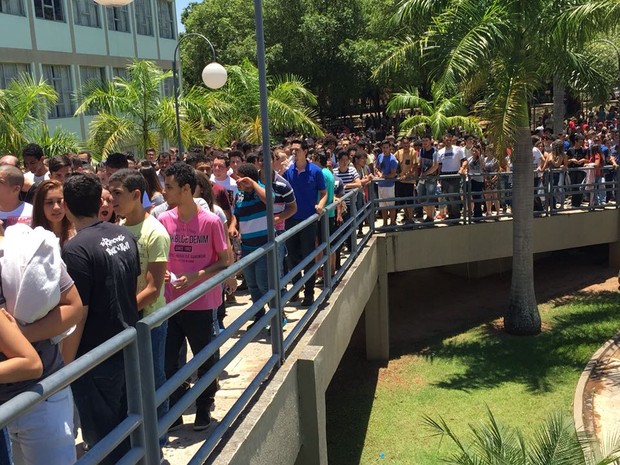 Estudantes chegam para prestar as provas do Enem em Presidente Prudente (Foto: Heloise Hamada/G1)