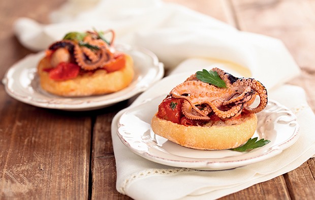 Italian food. Bruschetta with baby octopuses, tomatoes and parsley. (Foto: Getty Images/iStockphoto)