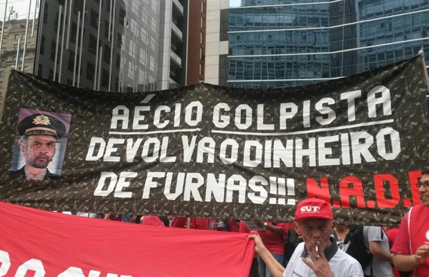 Pequeno ao membro sexual do rapaz