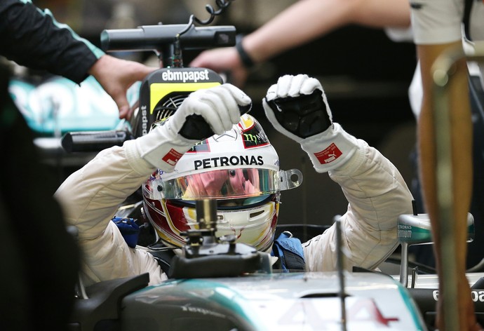 Lewis Hamilton abandona GP de Cingapura  (Foto: AP)