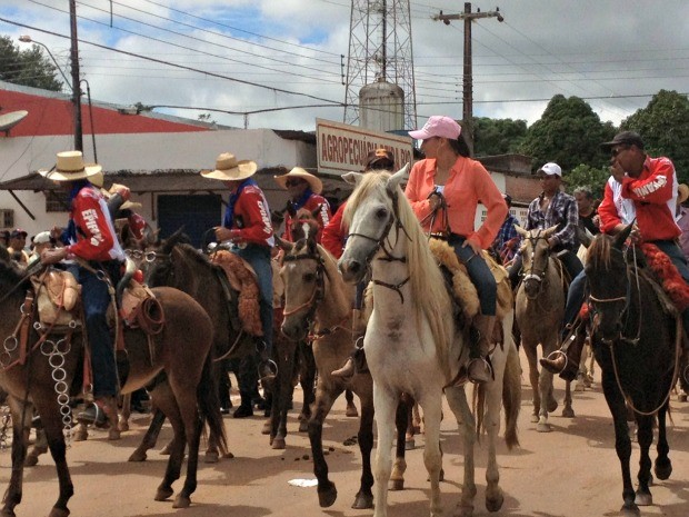 Comitivas iniciam concentração para a 20º Cavalgada do Trabalhador, em Candeias do Jamari, RO (Foto: Vanessa Vasconcelos/G1)