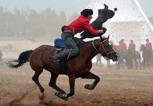 Jogo de buzkashi é uma atrações dos Jogos (Foto: Vyacheslav Oseledko/AFP)
