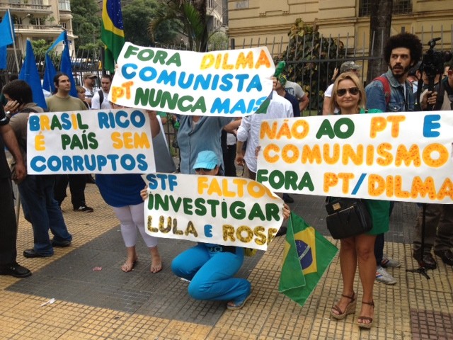 Manifestantes se reúnem na Praça da República (Foto: Márcio Pinho/G1)