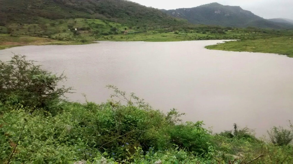 Barragem do Mororó voltou a acumular água (Foto: Divulgação/Compesa)