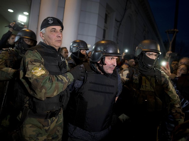 Ex-secretário de Obras da Argentina José López é escoltado pela polícia nesta terça-feira (14) nos arredores de Buenos Aires, na Argentina (Foto: AP Photo/Natacha Pisarenko)
