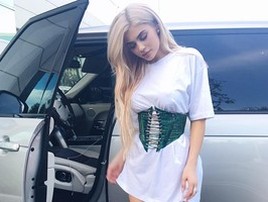 Kylie Jenner posa com look justinho e chama atenção por cintura (Reprodução/Instagram)