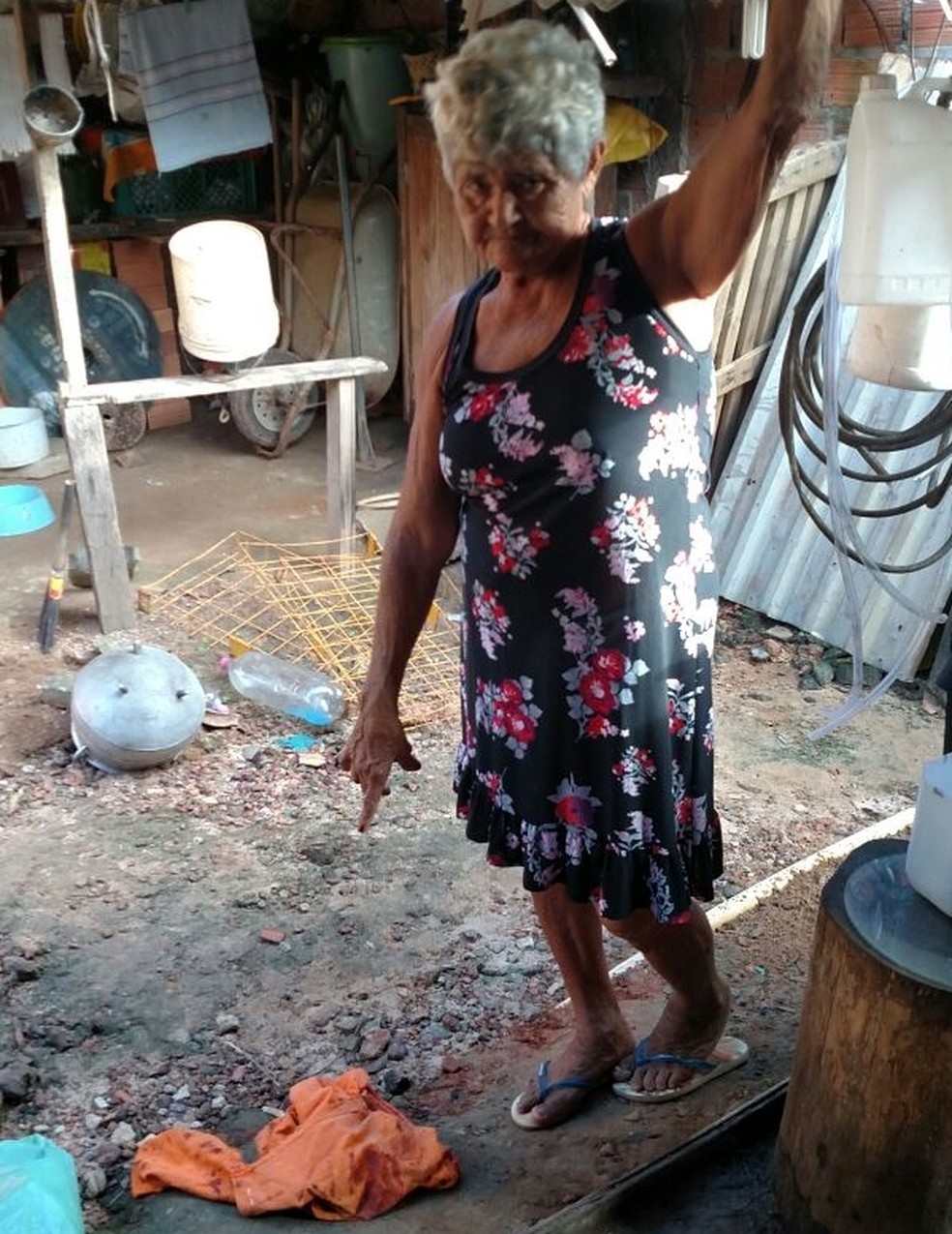 Aposentada Vicença Alves mostra uniforme deixado por preso no momento da fuga. (Foto: Douglas Pinto/TV Mirante)