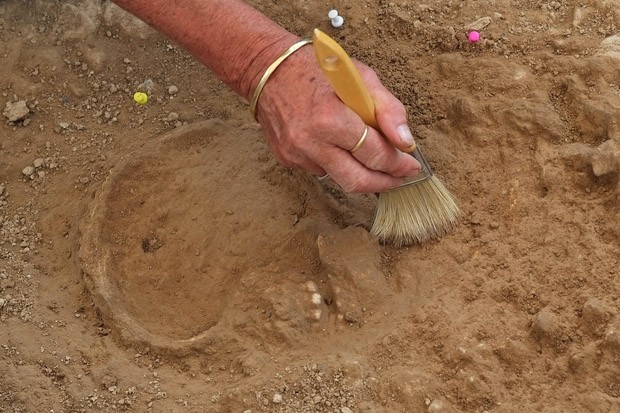 Esqueleto encontrado em cidade da França é o primeiro da era Paleolítica visto no país  (Foto: Boris Horvat/AFP)