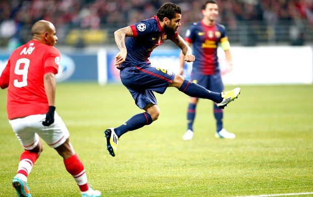 Daniel Alves marca gol do Barcelona contra o Spartak (Foto: AP)