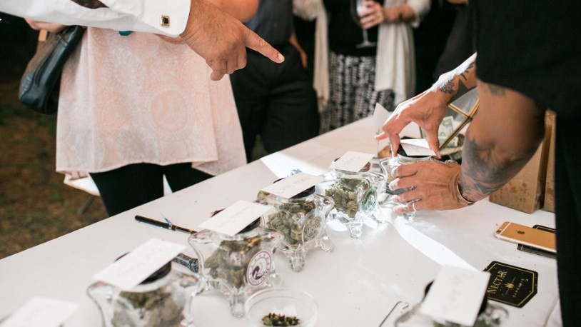 Tenda oferece maconha em casamento nos EUA