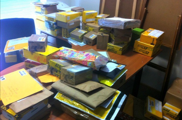 Centenas de pacotes com enfeites foram enviados para o Jornal do Almoço (Foto: Gabriela Haas/RBS TV)