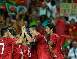 Cristiano Ronaldo marca, Portugal x Holanda (Foto: AFP)