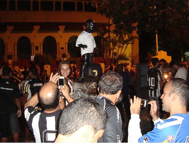 manequinho devidamente vestido com a camisa do Botafogo general severiano (Foto: Janir Júnior / Globoesporte.com)
