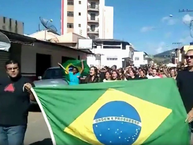 Manifestantes saíram às ruas nesta sexta-feira (31) para protestar contra a reforma da previdência; na imagem, manifesto em Carmo de Minas, MG (Foto: Reprodução/EPTV) Manifestantes saíram às ruas nesta sexta-feira (31) para protestar contra a reforma da previdência; na imagem, manifesto em Carmo de Minas, MG (Foto: Reprodução/EPTV)