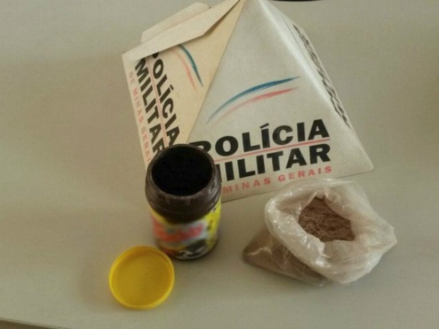 Mulher tenta entrar com droga no achocolatado em presídio de Oliveira (Foto: Polícia Militar/Divulgação) Mulher tenta entrar com droga no achocolatado em presídio de Oliveira (Foto: Polícia Militar/Divulgação)