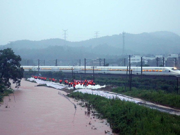 Rio na região de Jiangxi pode transbordar e bloquear ferrovias (Foto: AP Photo)