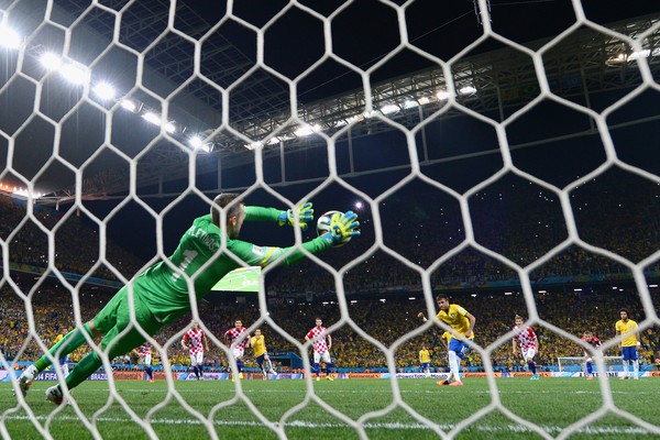 Pletikosa foi bem para a bola no pênalti batido por Neymar, mas não evitou o gol (Foto: Getty images)