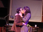 Priscila Fantin protagoniza beijão em adaptação teatral