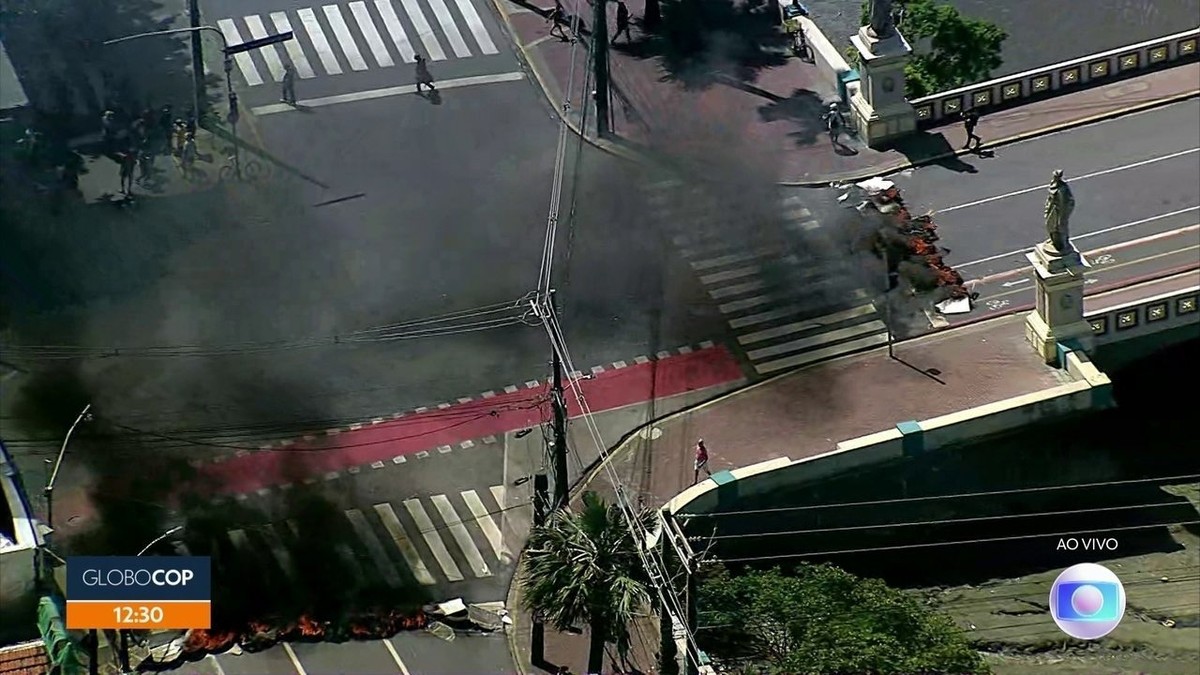 Protesto Interdita Cruzamento E Complica Tr Nsito No Centro Do Recife