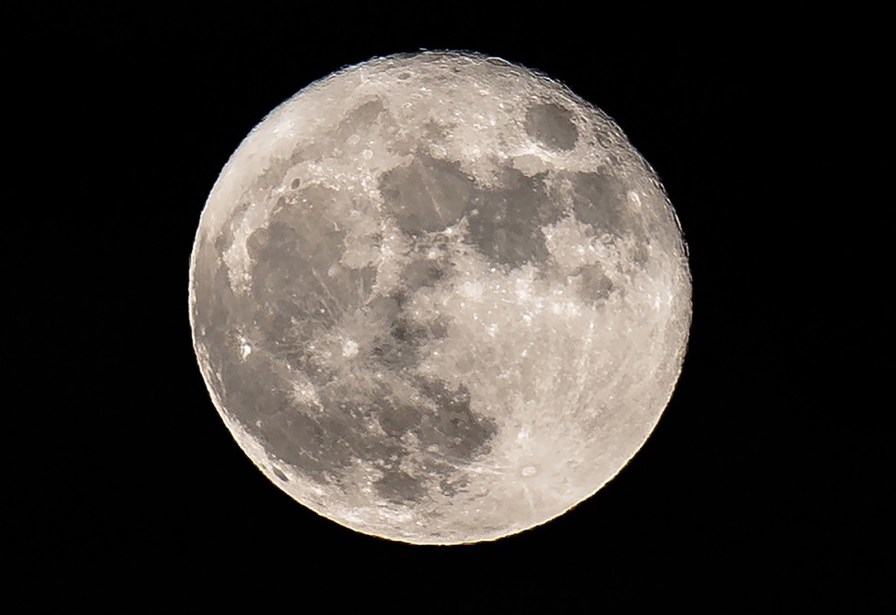  Lua pode ter sido formada pelo impacto de uma série de pequenos corpos com uma Terra embrionária, diz estudo  (Foto: DANIEL LEAL-OLIVAS / AFP)