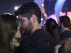 Dudu Azevedo beija muito e troca carícias durante show no Rock in Rio
