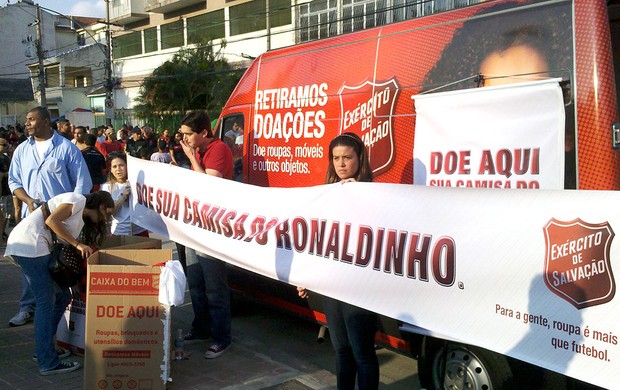 Posto doacao camisa Ronaldinho, Flamengo (Foto: Richard Fausto de Souza / Globoesporte.com)