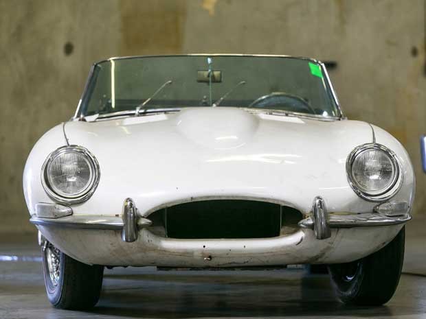 Jaguar XK-E 1967 conversível foi roubado há 46 anos e encontrado por uma equipe de especialistas. (Foto: Damian Dovarganes / AP Photo)