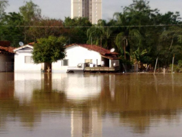 Rio transbordou e Capivari ficou alagada na manhã desta segunda-feira (Foto: Edijan Del Santo/EPTV) Rio transbordou e Capivari ficou alagada na manhã desta segunda-feira (Foto: Edijan Del Santo/EPTV)