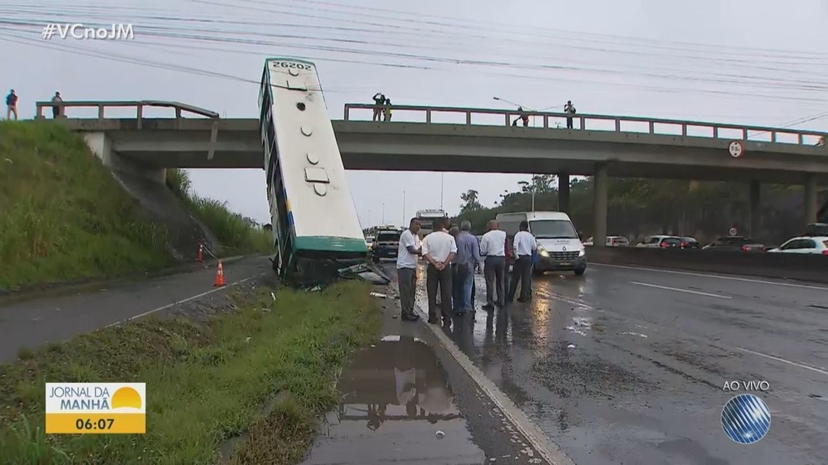 V Deo Nibus Despenca De Viaduto Na Br Em Salvador Bahia G