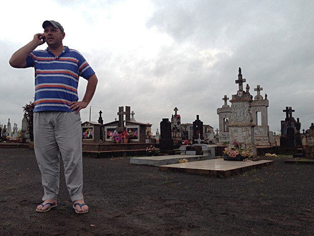 Moradores vão a cemitério para usar o celular (Foto: Giovani Grizotti/RBS TV)