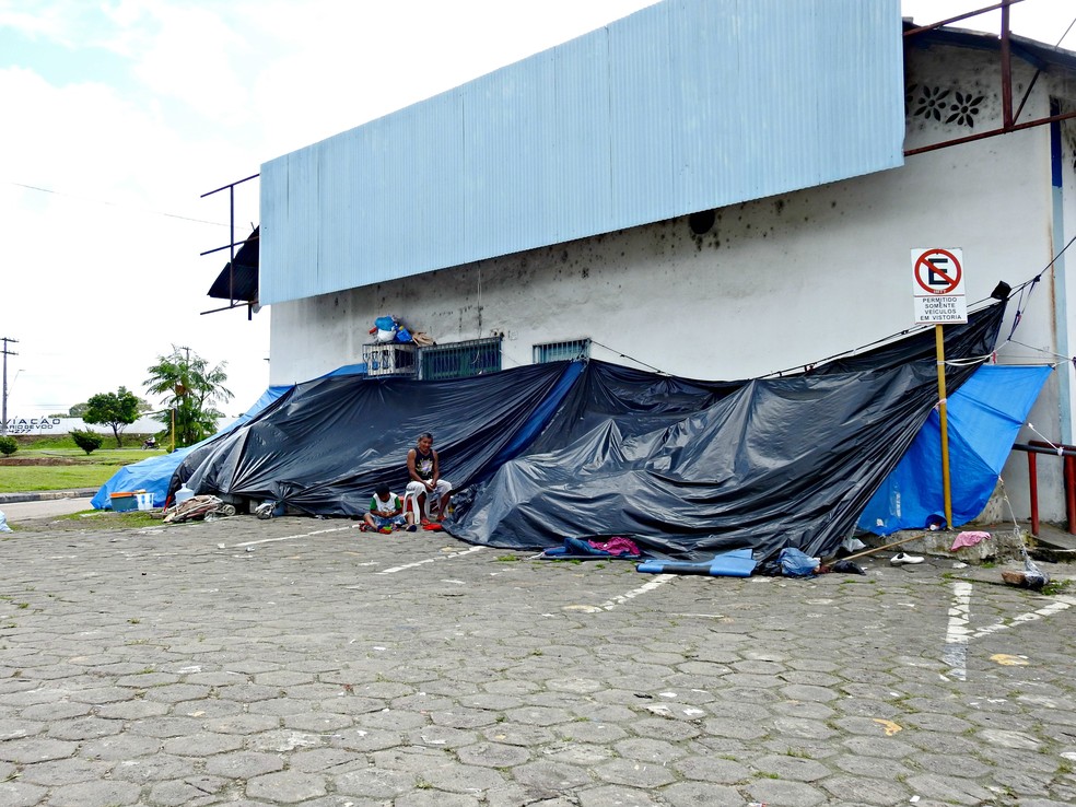 Imigrantes chegaram a ficar acampados na Rodoviária de Manaus no início do ano (Foto: Adneison Severiano/ G1 AM)