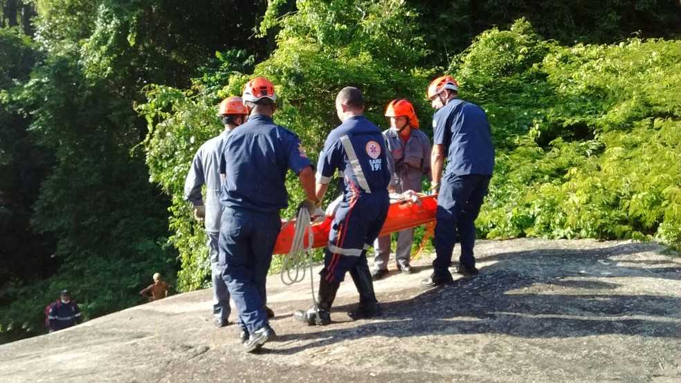 Retorno na trilha, com a paciente imobilizada, demorou cerca de 1h30 (Foto: Divulgação/Bombeiros Ilhabela)