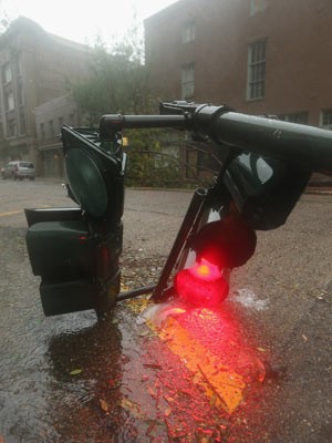 Semáforo foi derrubado pela força dos ventos em Nova Orleans, no estado de Louisiana (Foto: AFP/Mario Tama/Getty Images)