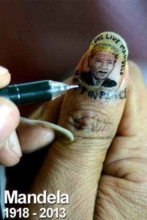 Artista pinta retrato de Mandela 
em unha; veja homenagens  (Diptendu Dutta/AFP)
