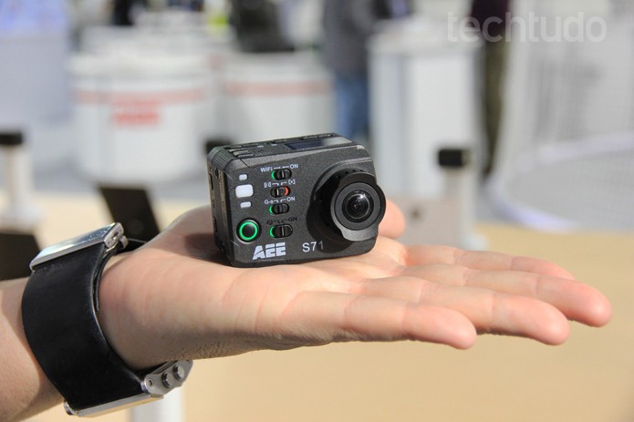 A câmera digital Xtrax S71 é uma das principais concorrentes da GoPro e conta com a resolução 4K (Foto: Monique Mansur/TechTudo) A câmera digital Xtrax S71 é uma das principais concorrentes da GoPro e conta com a resolução 4K (Foto: Monique Mansur/TechTudo)