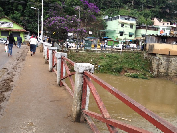 Muita lama nas ruas próximas ao rio Piabanha. Nas margens do rio, havia muito lixo na manhã desta terça-feira (19), e o nível da água já baixou. (Foto: Tássia Thum / G1)