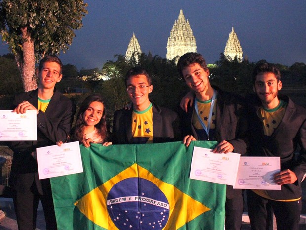 Brasileiros posam com premiação obtida na Olímpiada Internacional de Astronomia e Astrofísica (Foto: Divulgação) Brasileiros posam com premiação obtida na Olímpiada Internacional de Astronomia e Astrofísica (Foto: Divulgação)