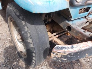 Caminhonete com pneu careca na garagem municipal. Pelo menos 19 veículos estão sem condição de rodar. (Foto: Renato Ferezim/G1)