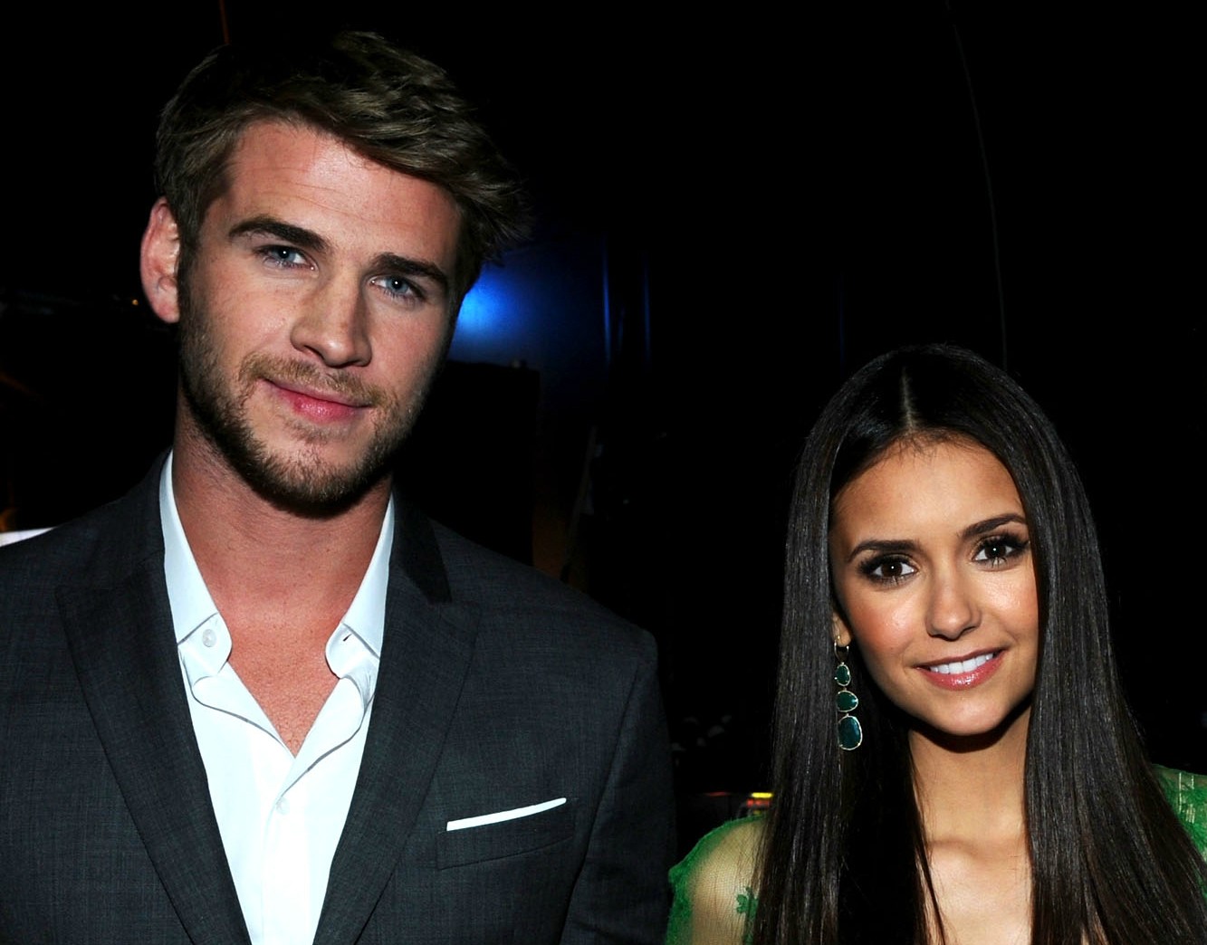 Liam Hemsworth e Nina Dobrev no People's Choice Award de 2012. (Foto: Getty Images)