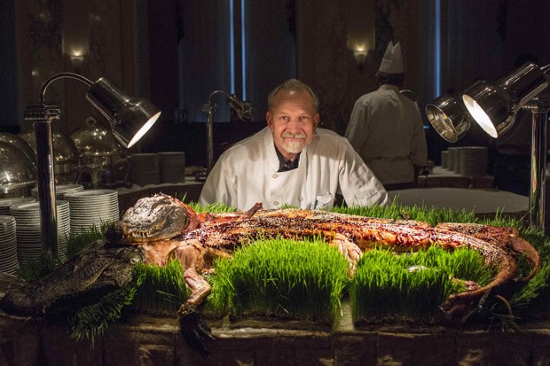 O chef Gene Rurka posa com os aligátors assados inteiros para o jantar em NY (Foto: Andrew Kelly/Reuters)