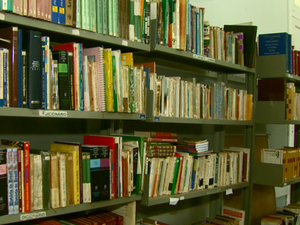 Livros foram levados para o prédio da Secretaria da Educação (Foto: Rodrigo Sargaço / EPTV)
