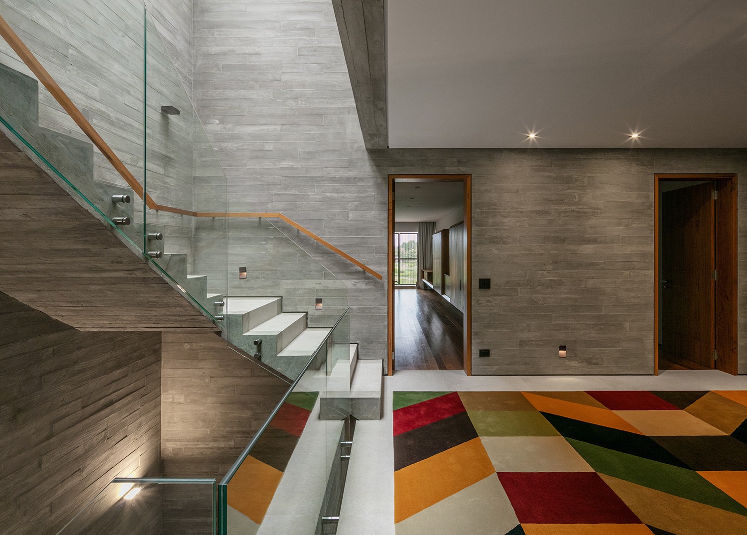 ESCADA | As cores aparecem nos objetos de decoração, como no tapete da Punto e Filo. As formas geométricas permeiam todo o projeto (Foto: Nelson Kon / Divulgação) ESCADA | As cores aparecem nos objetos de decoração, como no tapete da Punto e Filo. As formas geométricas permeiam todo o projeto (Foto: Nelson Kon / Divulgação)